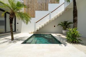 Villa Ziggy - Private 1BR with Plunge Pool and Rooftop in Tumbakbayuh