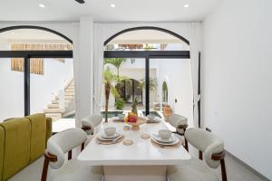 Villa Ziggy - Private 1BR with Plunge Pool and Rooftop in Tumbakbayuh