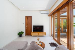 Villa Luna by Elysian - Brand New 2BR Villa with Pool in Kerobokan