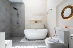 Villa Luna by Elysian - Brand New 2BR Villa with Pool in Kerobokan