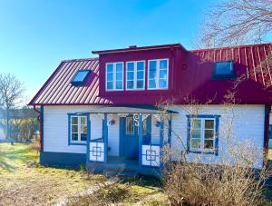 Vackert nyrenoverat 1800-talshus med bastu, vedspis och kamin