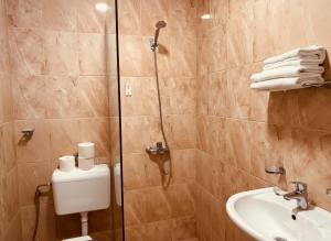 Charming Studio Near Airport 1B w Free Breakfast