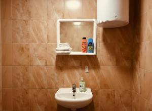 Charming Studio Near Airport 1B w Free Breakfast