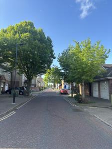 Modern 2BR House Near Excel Fast WiFi