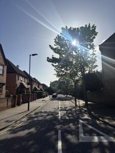 Modern 2BR House Near Excel Fast WiFi