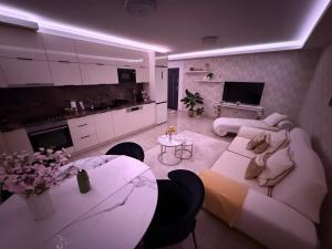 White Home Luxury-free private garage