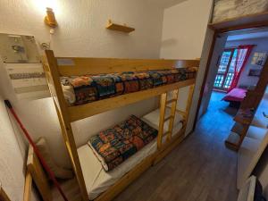 Appartement 4 pers., village, proche pistes, piscine lété, commerces à pied - FR-1-342-141