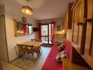 Appartement 4 pers., village, proche pistes, piscine lété, commerces à pied - FR-1-342-141