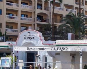 Castle Harbour Elegant 1-Bedroom Apartment - Heated Pool, Air Conditioning & Fiber Internet in Los Cristianos
