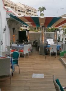 Castle Harbour Elegant 1-Bedroom Apartment - Heated Pool, Air Conditioning & Fiber Internet in Los Cristianos