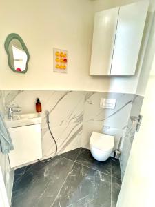 Center Flat With View - Kitchen, AC, Netflix