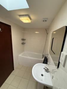 Super compact flat for 5 people in Central London Zone 2 with welcome breakfast