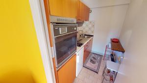 11E - Studio vue mer latérale dans un résidence avec piscine