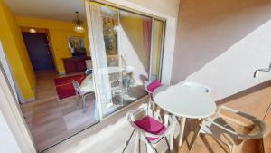 11E - Studio vue mer latérale dans un résidence avec piscine