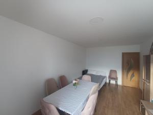 Панорамен апартамент за нощувки с гледка към парк и планини