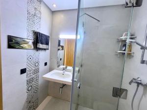 NOUVEAU - Elegant Appartement Familial à Izdihar - Petit-déjeuner Inclus - Proche des restaurants, À 10 min du centre-ville