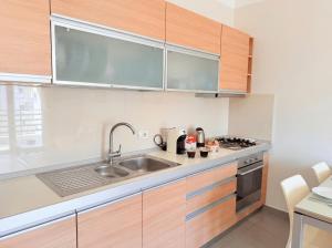 Modern Beach Apartment & Prime Location
