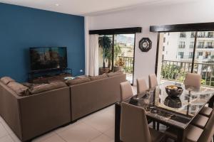 Luxurious Condo, 5min walk to beach, Amazing pool