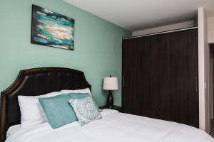 Luxurious Condo, 5min walk to beach, Amazing pool