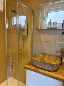 Home in Aviemore, dog friendly with a fire