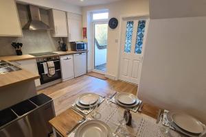 City Centre, River views, Sleeps 5, Free Parking