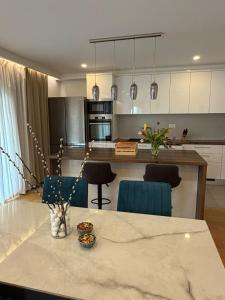 Elegant 2 Bedroom Apartment with Sea View