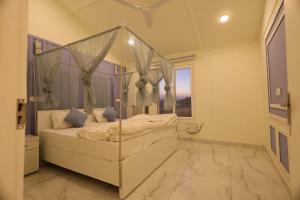 2BHK Peaceful Stay - Perfect for Couples & Families near Shree Ram Temple