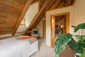 Blue Roof Lodge - Forest Getaway for Groups