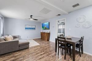 Cozy Coastal-Inspired Stay 1 Bed 1 Bath King Bed