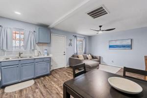 Cozy Coastal-Inspired Stay 1 Bed 1 Bath King Bed