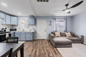 Cozy Coastal-Inspired Stay 1 Bed 1 Bath King Bed