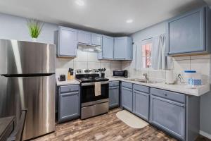 Cozy Coastal-Inspired Stay 1 Bed 1 Bath King Bed