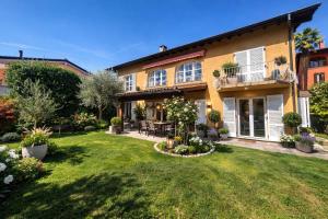 GOLDEN HILL Rooms and Shows Quiet Spacious Rooms, Garden, Shared Kitchen and Theatre