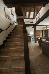 GOLDEN HILL - Elegant bright and spacious rooms with garden and shared kitchen a short walk from the supermarket