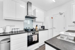 6 Bed Contractor Long term Stay Central Parking
