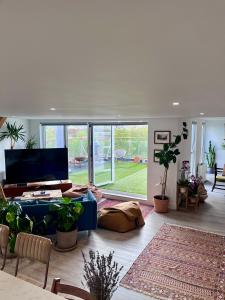 Large London Penthouse - 2 bedrooms with en-suites