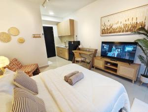Ciq Studio New Condo I Hot Selling I Netflix 2pax , Premium Design Studio