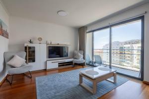 Nomad Horizon Spacious Apartment with Pool & Gym