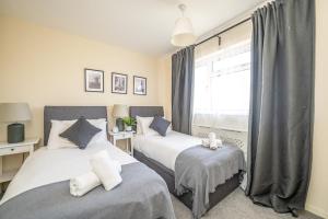 Cosy Sleeps 9 Leisure Contractors