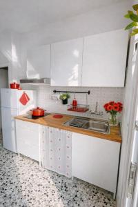 APPARTAMENTO ROSSO - OVER THE RAINBOW APARTMENTS LIDO di JESOLO A 200m dalla Spiaggia Posto Auto Aria Condizionata e Terrazza