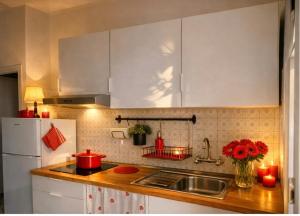 APPARTAMENTO ROSSO - OVER THE RAINBOW APARTMENTS LIDO di JESOLO A 200m dalla Spiaggia Posto Auto Aria Condizionata e Terrazza