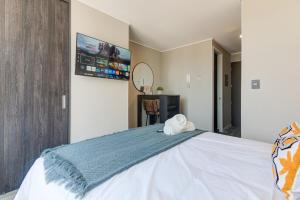 Modern Shelter with Chic Industrial Design