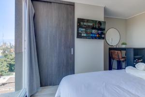 Modern Shelter with Chic Industrial Design