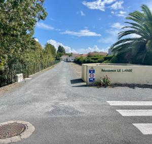 Charmante maison rénovée, plage à pied, cour privée