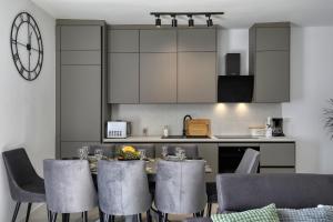 Golden Horizon Residence-Peaceful Oasis with Pool Near the Sea