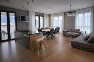 Premium Apartment Pools, Gym,Green Park