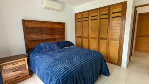 Great location, pool and gardens in Versalles