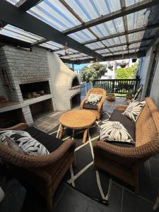 Casa Yucca - Big Pool, Garden, Indoor Braai, 450m to Beach, Secure Parking