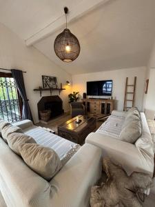 Casa Yucca - Big Pool, Garden, Indoor Braai, 450m to Beach, Secure Parking