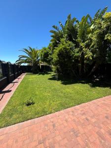 Casa Yucca - Big Pool, Garden, Indoor Braai, 450m to Beach, Secure Parking